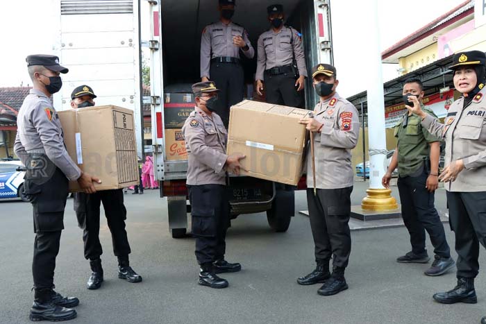 Polres Pekalongan Kota Kirim 1 Truk Bantuan ke Cianjur