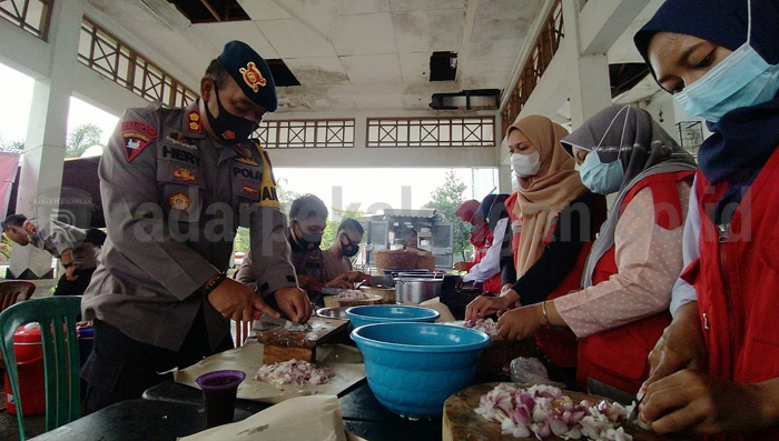 Tiap Hari Siapkan 4.000 Bungkus Nasi untuk Korban Banjir