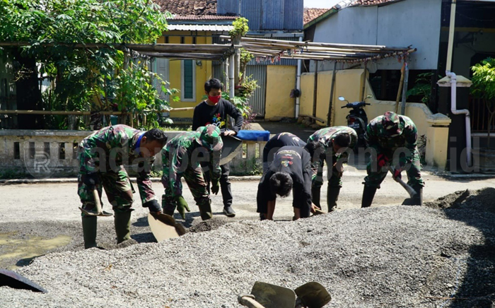 Gempi Ikut Gotong-royong bersama TNI Bangun Jalan