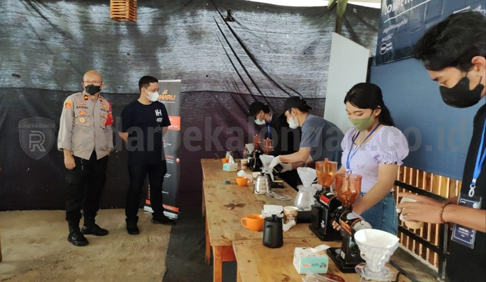 Puluhan Barista Berkompetisi Menyeduh Kopi di Kantor Polisi