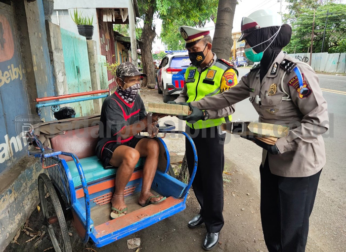 Satlantas Bagi-Bagi Nasi Kotak dan Masker