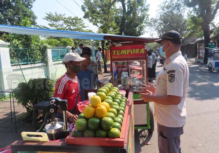 Satpol PP Tertibkan Pedagang di Jalan Kurinci