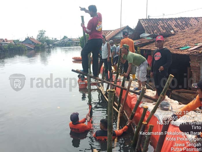 Gotong Royong Minimalisir Kebocoran Tanggul Darurat