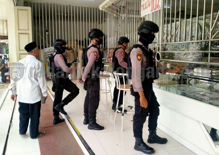 Polisi Lakukan Patroli Bersenjata ke Toko Emas