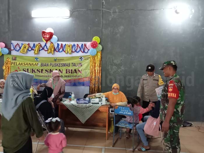 Petugas Sweeping Anak untuk Imunisasi