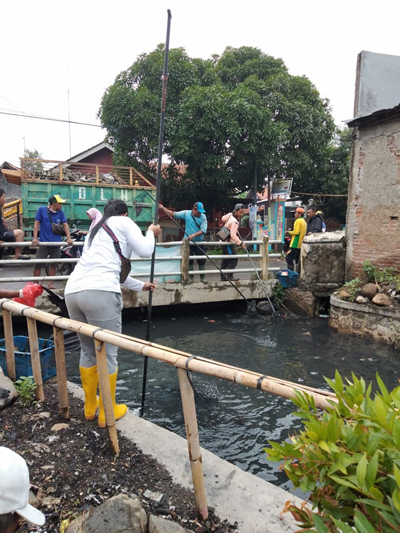 Cegah Banjir, Pasukan Got Tanggap Bersihkan Sampah Sungai