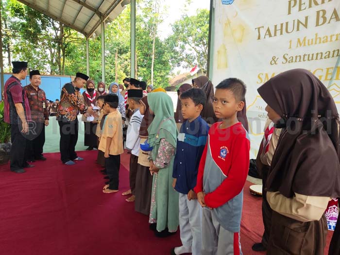 Biasakan Berinfak, Tempa Pelajar Peka Sosial