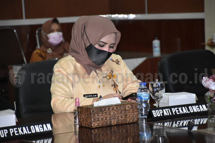 Fadia-Riswadi Programkan Sekolah Gratis