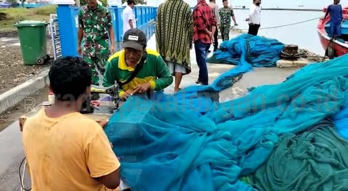 Musim Hujan, Orderan Jahit Jaring Ikan Melonjak