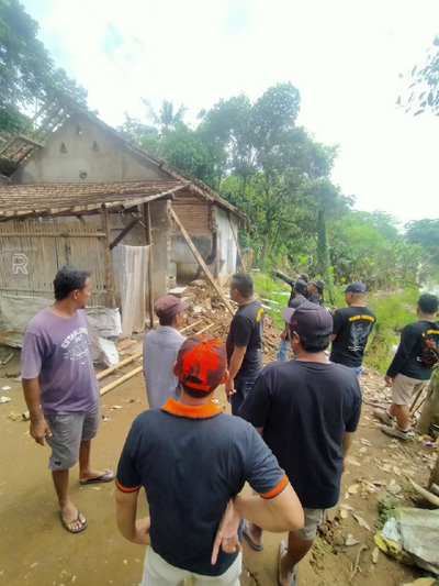 Tebing Sungai Longsor, Dua Rumah Rusak
