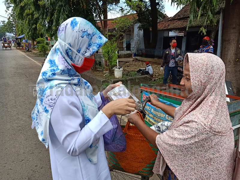 Alumni IPDN Bagi Masker-Sembako