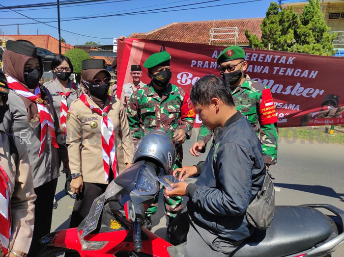 Pramuka Batang Bagikan Ribuan Masker ke Masyarakat