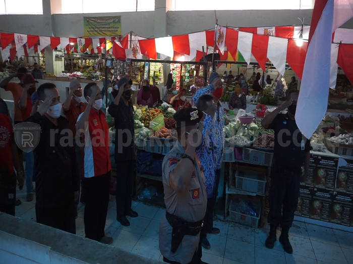 Momen Kemerdekaan, Pedagang Pasar Batang Gelar Upacara Sederhana