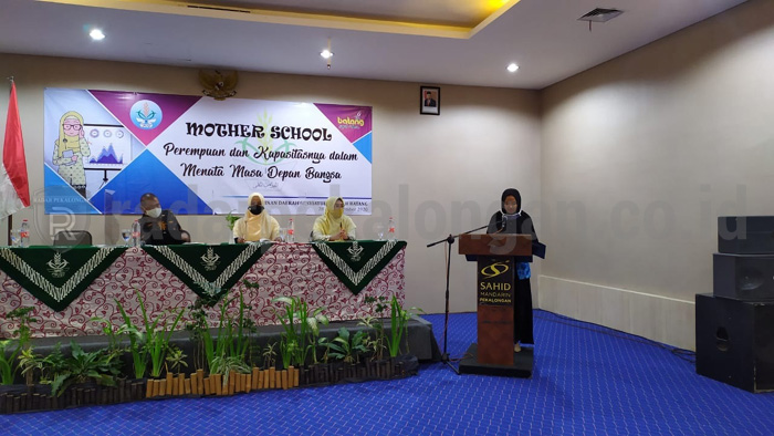 Piawai Mengurus Domestik, Sukses Berkiprah di Ruang Publik