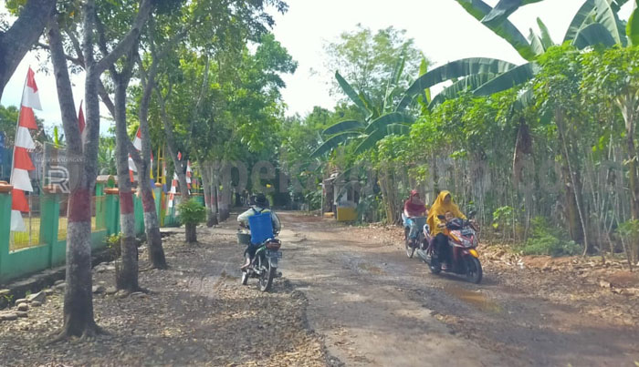 Drainase dan Jalan di Desa Randumuktiwaren Rusak Parah