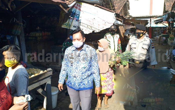 Razia, Muspika Tulis Bagikan Ratusan Masker dan Hand Sanitizer
