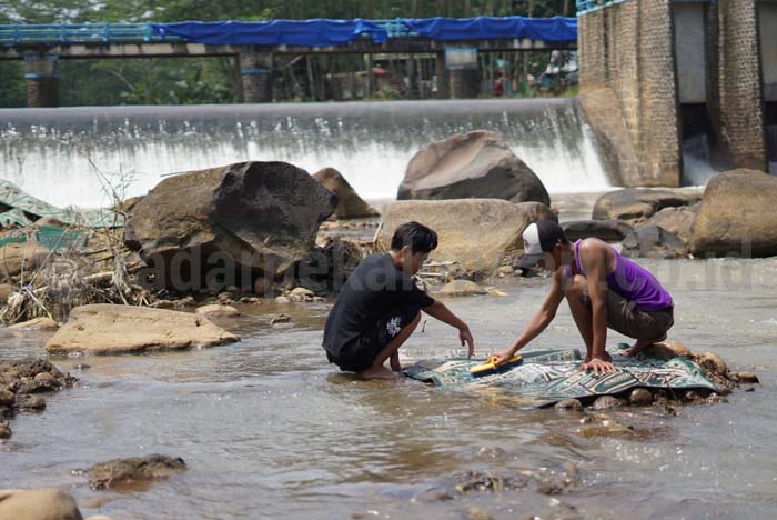 Ingin Suci Lahir Batin, Warga Ramai-ramai Mencuci Karpet di Sungai