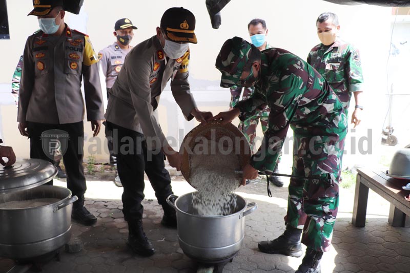 Dapur Umum TNI-Polri Buat 300 Bungkus Makanan