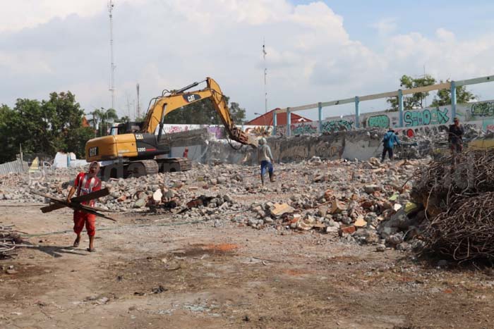 Bangunan Kolam Renang Tirta Sari Dibongkar