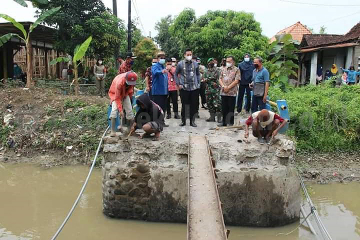 Perbaikan Jembatan Ambrol Ditarget Satu Pekan