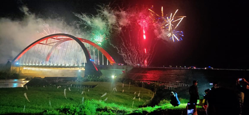 Meriahnya Pesta Kembang Api di Jembatan Plengkung Kali Kuto
