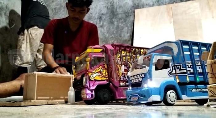 Berawal dari Hobi, Agus Produksi Miniatur Truk hingga Miliki Omset Jutaan Rupiah Perbulan