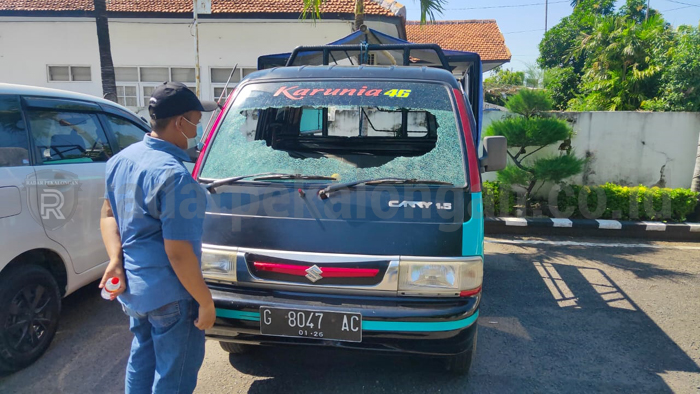 Giliran Kaca Pick Up Pengangkut Kambing Pecah