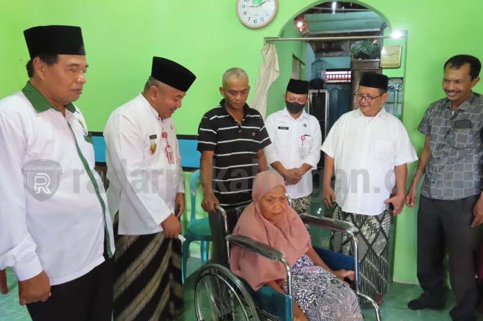 Baznas Salurkan Bantuan Kursi Roda