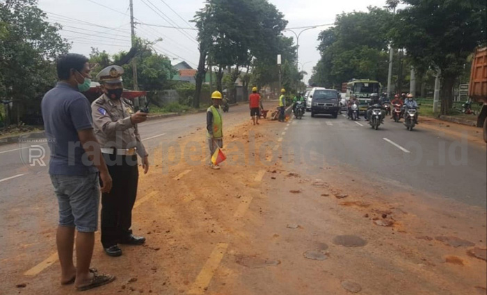 Warga Keluhkan Ceceran Tanah di Jalan Gajah Mada