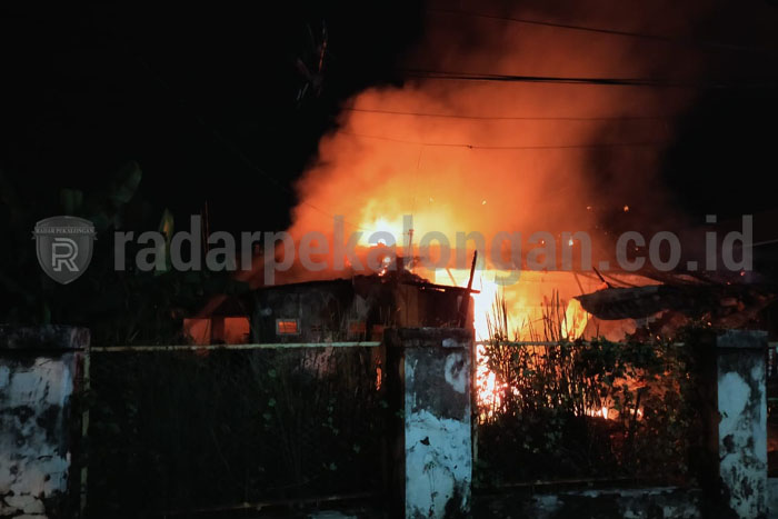 Rumah Tua Ludes Terbakar