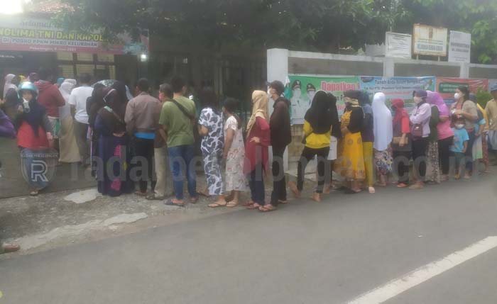 2.400 Botol Minyak Goreng Ludes dalam Sejam