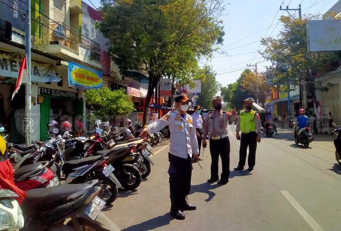 Banyak Kendaraan Tak Tertib Parkir