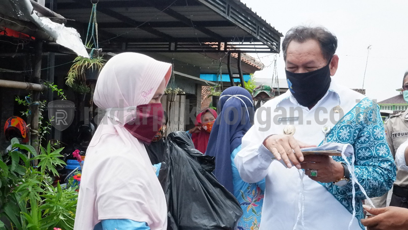 Wali Kota dan IPeKB Bagikan 100 Paket Sembako dan Masker