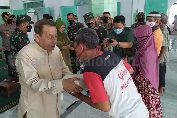 TNI-Polri bersama Habib Luthfi Bagikan Beras untuk Warga