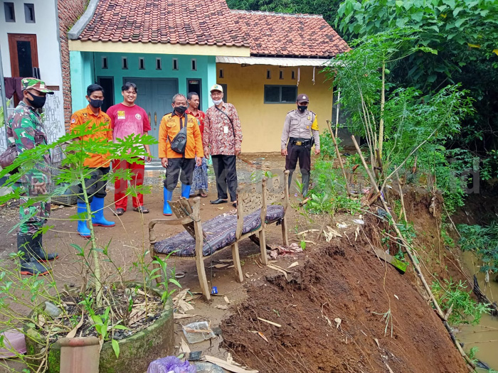 Diguyur Hujan Deras, Tebing Sungai di Jenggot Longsor