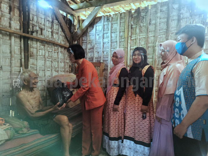 Teladani Rasul, SDN Denasri Wetan 02 Berbagi ke Warga yang Membutuhkan