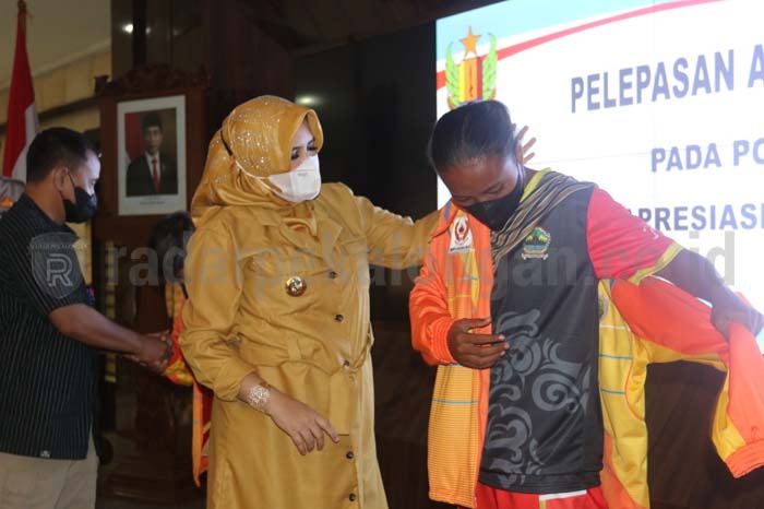 Bupati Fadia Beri Rp50 Juta Untuk Peraih Emas