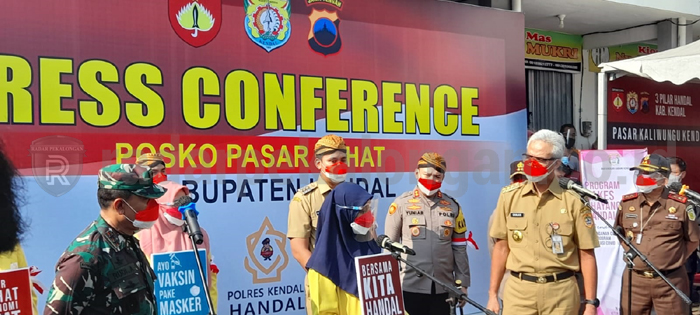 Kunjungi Posko Pasar Sehat, Ganjar Usulkan Dasa Bakul