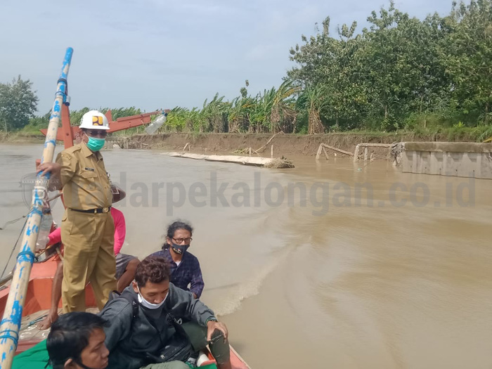 Sewa Perahu Susuri Kali Bodri, Tinjau Tanggul Jebol