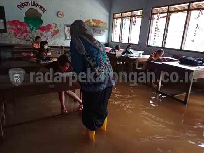 Miris, Siswa Belajar di Atas Rob