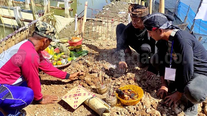 Ritual Sedekah Bumi Ngubur Sesaji Kepala Kambing