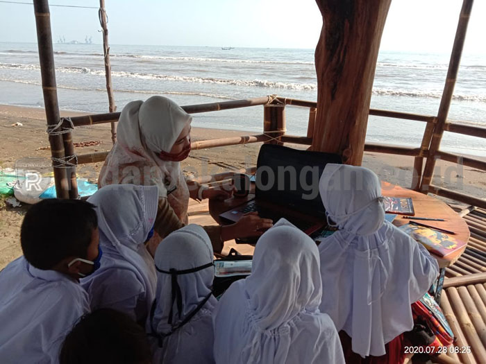 Demi Pembelajaran, Guru Sambangi Anak-anak di Pesisir Pantai Roban