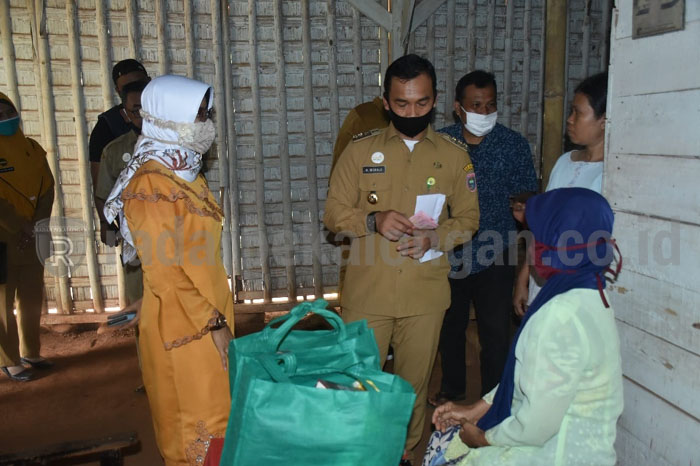 Pusing Ngangsur Kredit, Janda Tua Ini Senang Hutangnya Dilunasi Bupati Wihaji