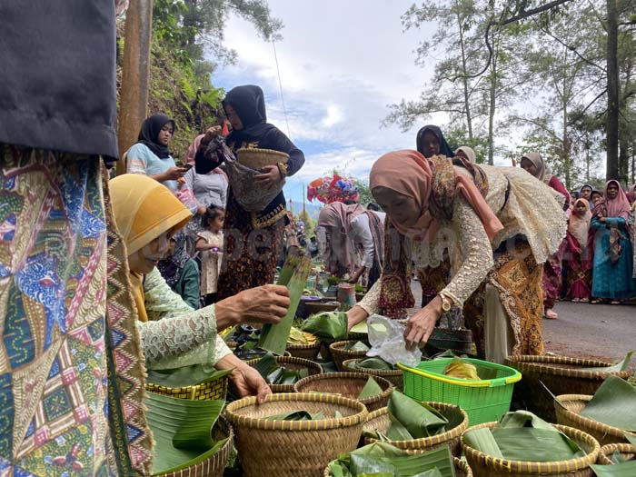 Sambil Santap Nasi Sedekah, Disajikan Pentas Ronggeng