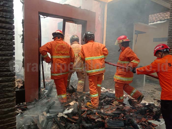 Diduga Korsleting, Gudang Kasa di Bligo Terbakar