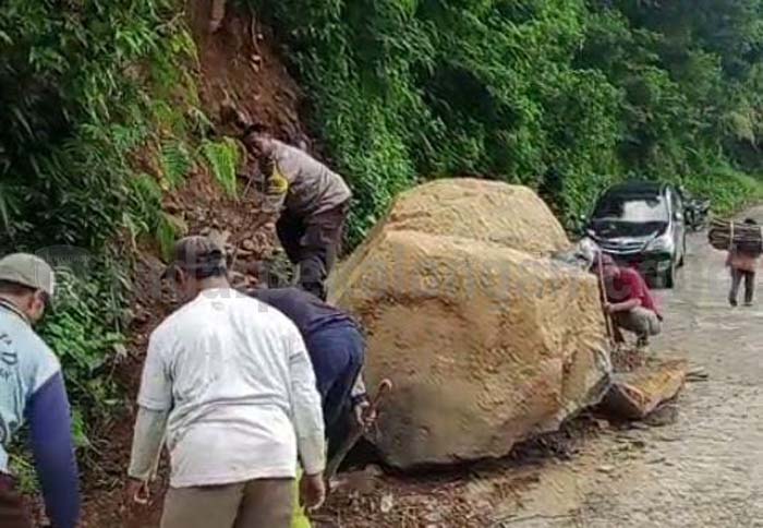 Longsoran Batu Tutup Akses Jalan