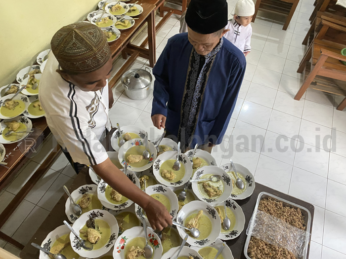 Asyiknya Berbuka di Masjid Nurul Huda, Ratusan Porsi Makanan Disajikan