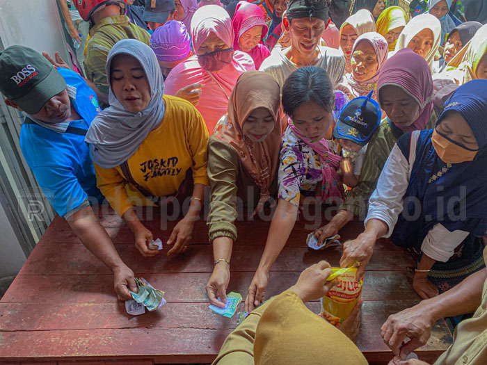Demi Minyak Goreng Murah, Warga Rela Berdesakan