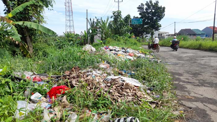 Duh, Sampah Tercecer di Perbatasan Weleri-Nawangsari