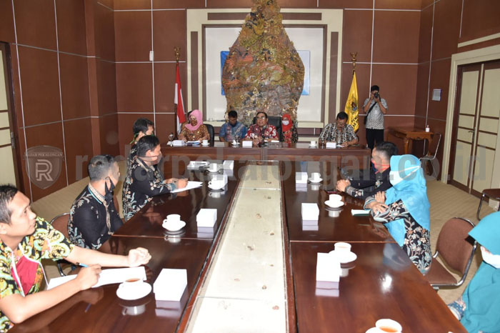 Guru WB Ngadu Ke Bupati